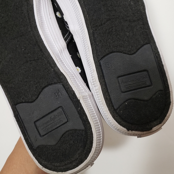 5/$15 Size 9.5 American Eagle Black Casual Shoes with White Flowers - Picture 6 of 8